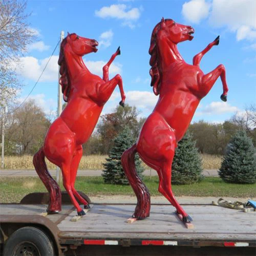 屋外グラスファイバー馬の像